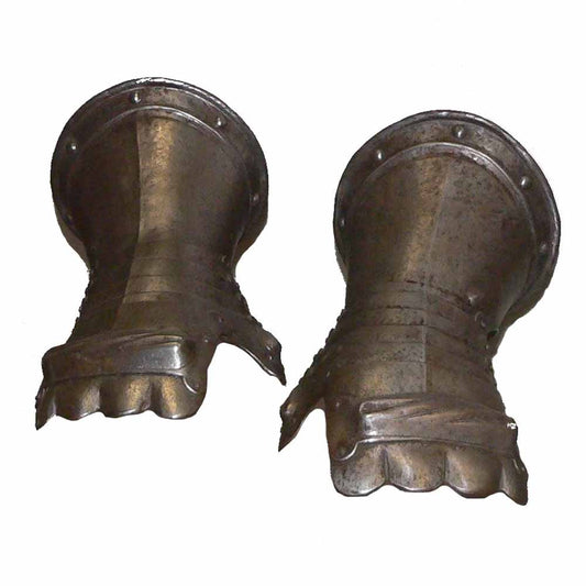 GLOVES – A (partly) Bare-handed History